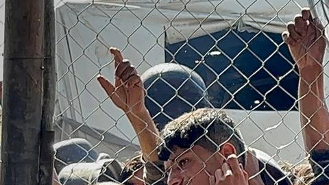 En un caos se convirtió la distribución de ayuda humanitaria en Gaza.