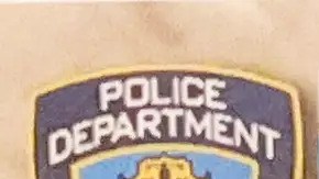 Las autoridades, que confiscaron el arma blanca, no estaban seguros de cómo el sospechoso perdió la cabeza y entró al apartamento.