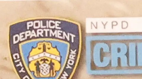 Las autoridades, que confiscaron el arma blanca, no estaban seguros de cómo el sospechoso perdió la cabeza y entró al apartamento.