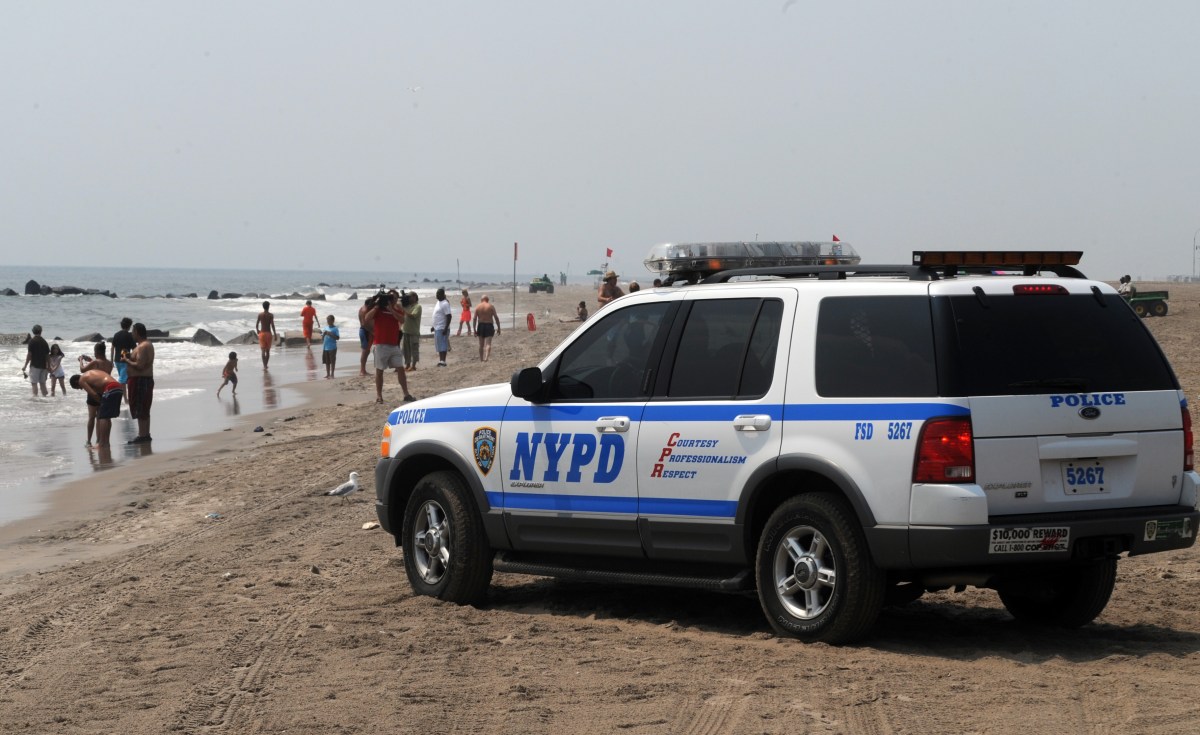 Hallan calavera humana en playa Coney Island en Nueva York