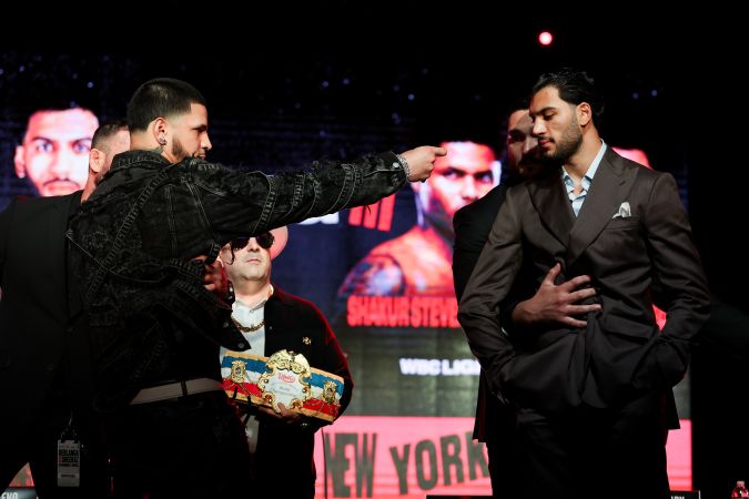 Édgar Berlanga simula disparos en careo con Hamzah Sheeraz en Nueva York.