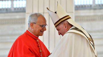 León XIV y papa Francisco