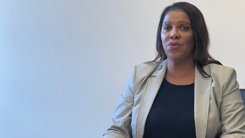 La Fiscal Letitia James alcanzó un acuerdo con una compañía acusada de explotar a enfermeras extranjeras.