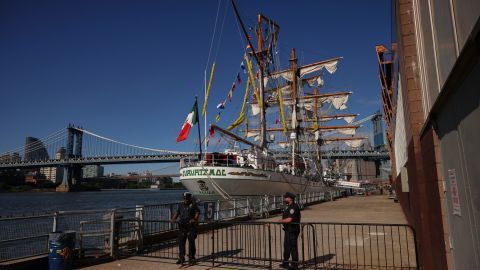 El buque permanece anclado en el East River mientras se realizan las investigaciones.