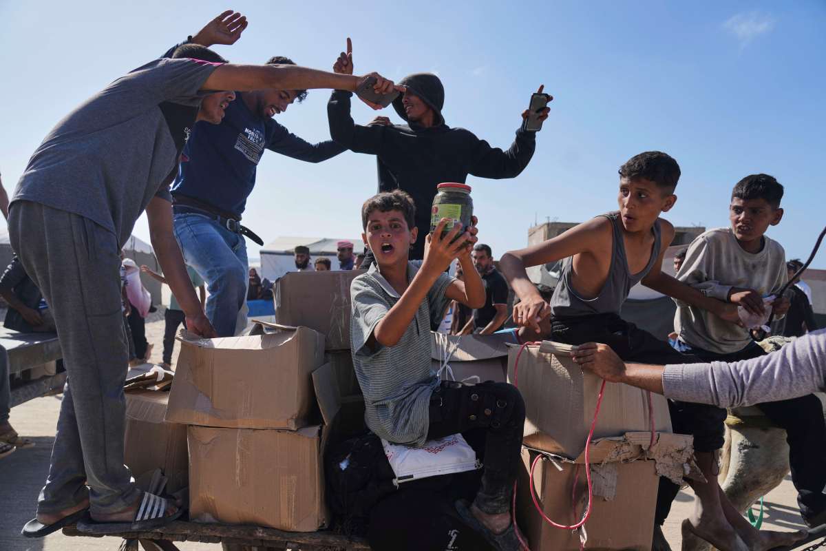 Miles de palestinos provocan un caos al solicitar ayuda en centro de distribución en Gaza