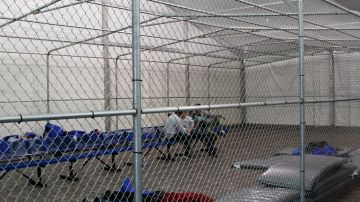 AI entrevistó a 27 inmigrantes detenidos, a líderes de organizaciones legales y humanitarias locales.
