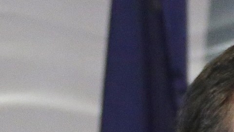 El exdirector de FBI borró el mensaje y publicó otro donde dijo "oponerse a la violencia".