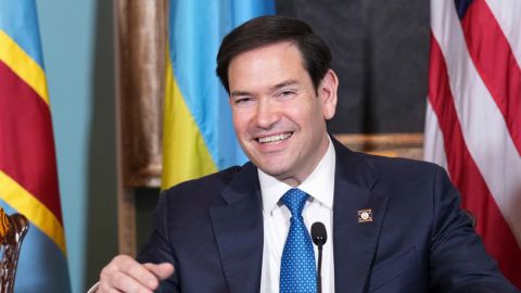 El secretario dijo que podría ser cirujano general o bibliotecario.
