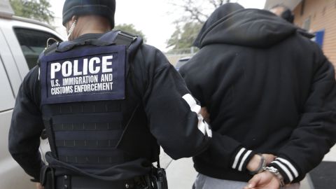 ICE está realizando inspecciones en empresas de construcción que supuestamente contratan indocumentados.