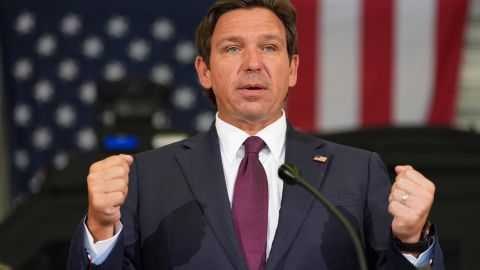 Ron DeSantis realizó una conferencia para dar información sobre las deportaciones.