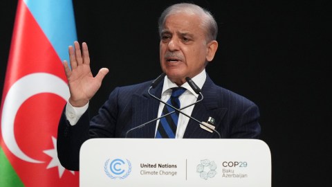 "El astuto enemigo ha perpetrado un cobarde ataque en cinco lugares de Pakistán", dijo el primer ministro.