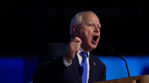 En su discurso para los recién graduados, el gobernador criticó a Trump.