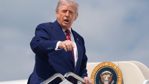 Trump suspenderá fondos federales "a gran escala" si no cumple con la orden ejecutiva.