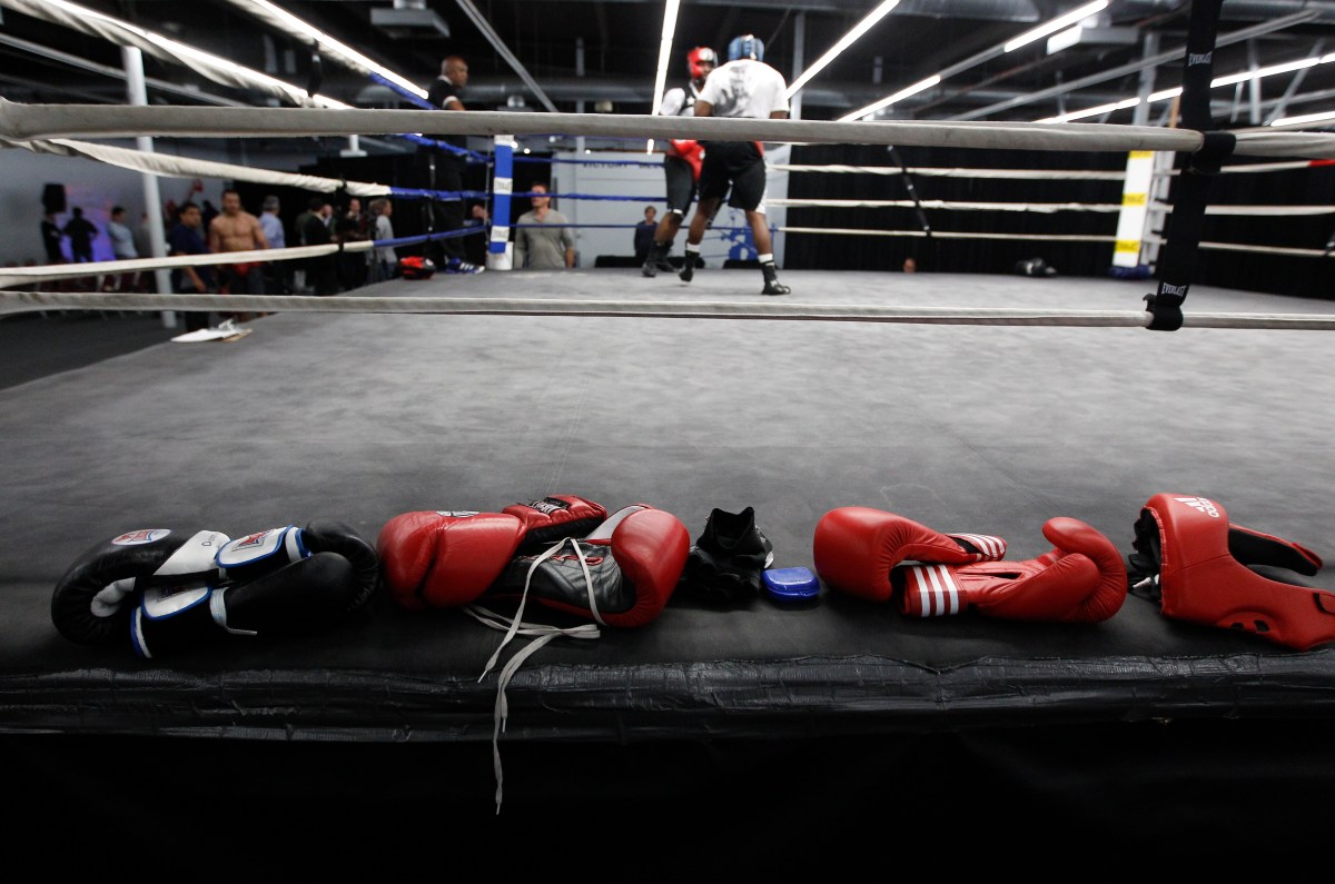 Referí dominicano recibe brutal golpiza sobre el ring tras controvertida decisión