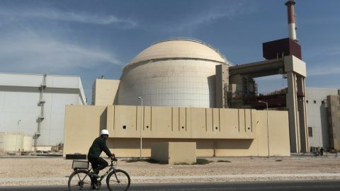 En esta foto de archivo del 26 de octubre de 2010, un trabajador monta en bicicleta frente al edificio del reactor de la central nuclear de Bushehr, a las afueras de la ciudad sureña de Bushehr, Irán.