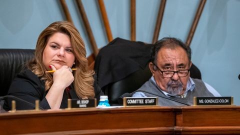 Raul Grijalva y Jennifer Gonzalez en el Comité de Recursos Naturales de la Cámara de Representantes