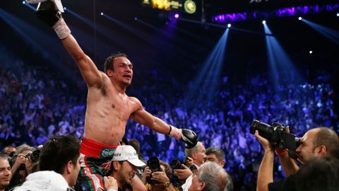 Juan Manuel Márquez celebra tras noquear a Manny Pacquiao en 2012.
