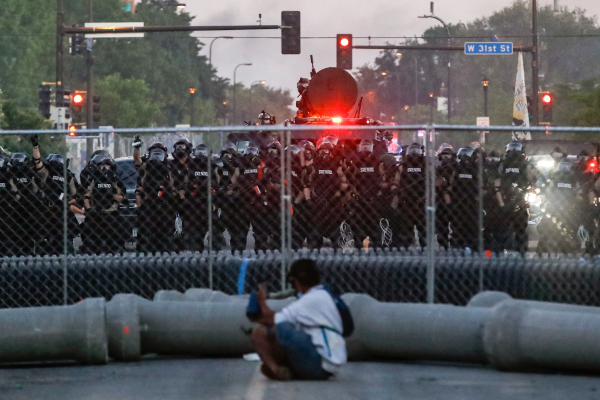 Trump pone fin a acuerdos de reforma policial en Louisville y Minneapolis, donde Breonna Taylor y George Floyd murieron a manos de agentes