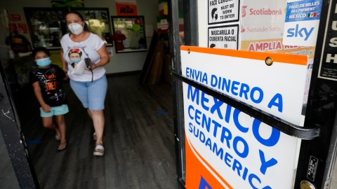 Impuesto a remesas como parte de plan de presupuesto de Trump