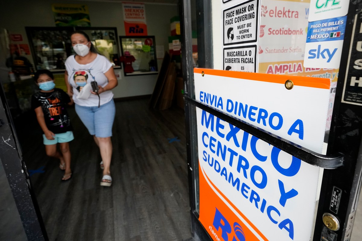 Propuesta de Trump para impuesto del 5 % a remesas desde EE.UU. afectaría a más de 40 millones de personas