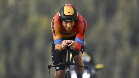 Ciclista español abandona en ambulancia el Giro de Italia tras una brutal caída