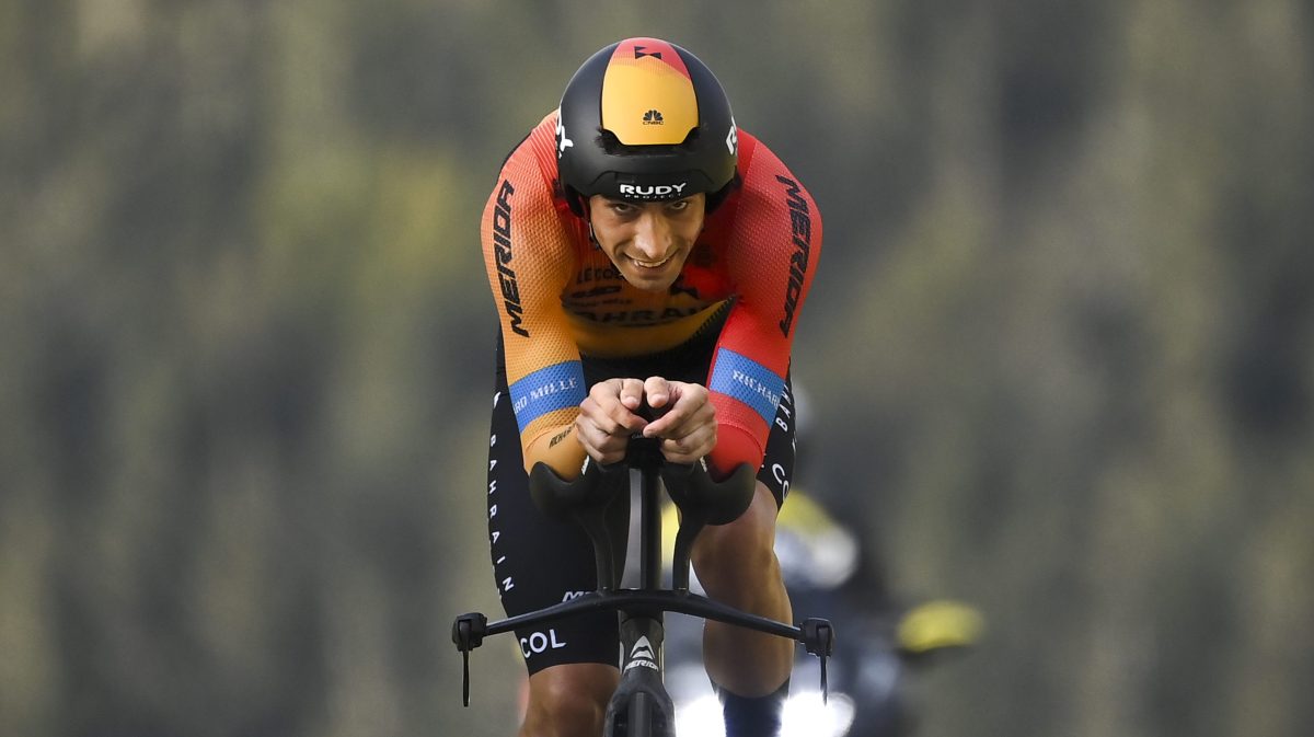 Ciclista español abandona en ambulancia el Giro de Italia tras una brutal caída