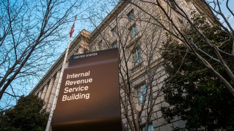 En esta foto de archivo del 13 de abril de 2014, se ve la sede del Servicio de Impuestos Internos (IRS) en Washington.