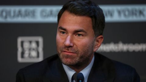 Eddie Hearn teme por el futuro deportivo del Canelo Álvarez.