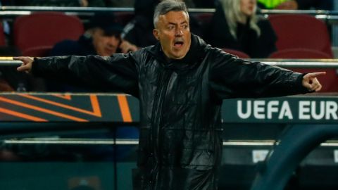 Domenec Torrent reclama desde el banquillo durante un encuentro del Galatasaray.