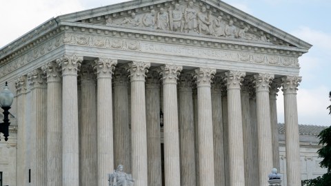 La Corte Suprema tomó una nueva decisión contra inmigrantes.