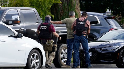 Agentes de ICE arrestan a migrante en California