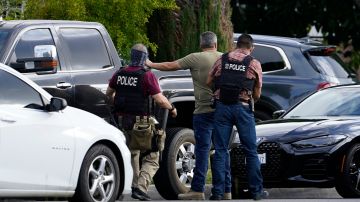Agentes de ICE arrestan a migrante en California
