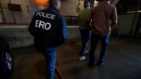 Agentes de ICE en redada migratoria en Los Angeles.
