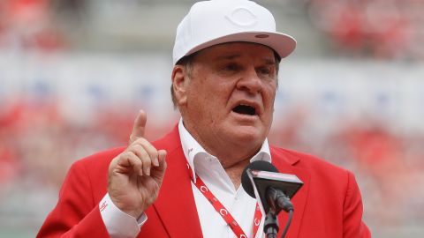 Pete Rose habla durante una ceremonia de Cincinnati Reds en 2017.
