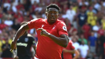 Delantero Taiwo Awoniyi del Nottingham Forest en coma inducido tras chocar con un poste