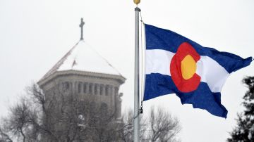 La bandera del estado de Colorado ondea al viento.
