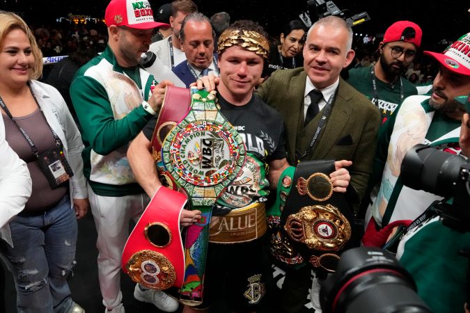 Canelo Álvarez y sus cinturones.