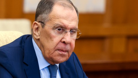 Lavrov dijo que "si EE.UU. quisiera comunicarnos algo, sabe cómo hacerlo sin caer en la humillante forma de difundir rumores".