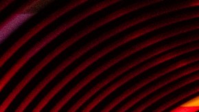 El conductor, que está en libertad condicional por un asalto en Manhattan, fue detenido y la policía recuperó dos armas de fuego del interior del Nissan.