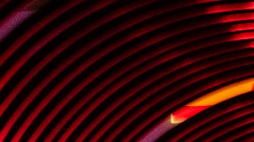 El conductor, que está en libertad condicional por un asalto en Manhattan, fue detenido y la policía recuperó dos armas de fuego del interior del Nissan.