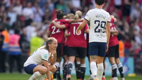 Inglaterra prohíbe a mujeres trans en el fútbol femenino