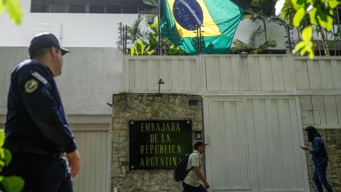 La bandera de Brasil ondea en la embajada de Argentina en Caracas, Venezuela, el jueves 1 de agosto de 2024.
