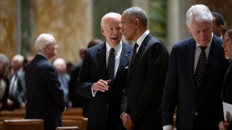 El presidente Joe Biden (izquierda) y los expresidentes Barack Obama (centro) juntos en octubre de 2024.