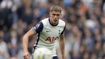 Van d Ven es clave en la defensa del Tottenham.