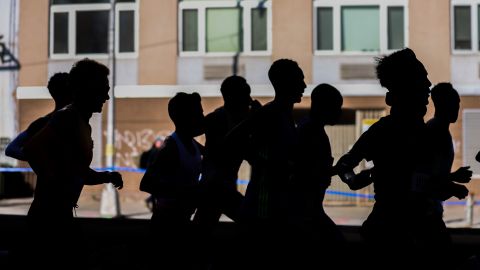 El atleta fallecido fue atendido en medio de la carrera.