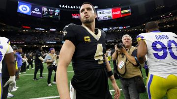 Derek Carr durante un partido ante Los Angeles Rams.