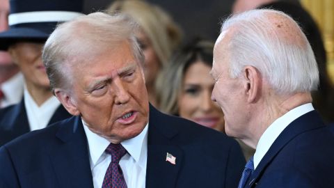 El presidente Joe Biden y el presidente electo Donald Trump posan juntos antes del inicio de la 60.ª ceremonia de investidura presidencial en la Rotonda del Capitolio de los Estados Unidos en Washington, el lunes 20 de enero de 2025.