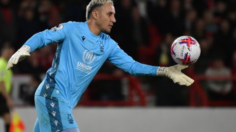 Keylor Navas ve acción con el Nottingham Forest en 2023.