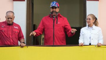 Nicolás Maduro habla frente a un grupo de sus seguidores en Caracas el 23 de enero de 2025.