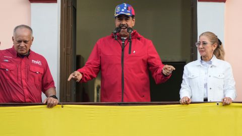 Nicolás Maduro habla frente a un grupo de sus seguidores en Caracas el 23 de enero de 2025.
